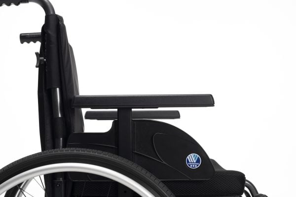 Vermeiren rolstoel V500 Light in drie zitbreedtes met verstelbare armleuningen