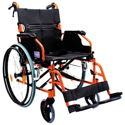 Aidapt DeLuxe VA165 lichtgewicht rolstoel oranje met grote wielen en dubbel remsysteem, inklapbaar model.