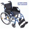 Aidapt DeLuxe VA165 lichtgewicht rolstoel blauw met grote achterwielen en dubbel remsysteem.