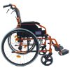 Aidapt DeLuxe VA165 lichtgewicht rolstoel oranje met grote wielen en dubbel remsysteem, zijaanzicht.