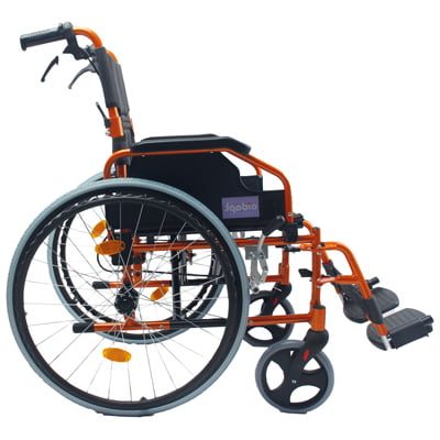 Aidapt DeLuxe VA165 lichtgewicht rolstoel oranje met grote wielen en dubbel remsysteem, zijaanzicht.
