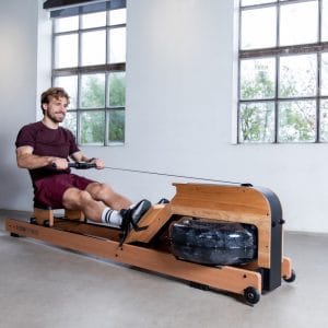 De Flow Fitness Eikenhouten Perform W9i waterroeier is voorzien van een uniek waterweerstandsysteem en is te combineren met wel 19 trainingsprogramma's. Naast waterweerstand maakt de roeitrainer ook gebruik van wrijvingsweerstand. De weerstand wordt automatisch toegevoegd en kunt u aanpassen met de knoppen op het handvat.