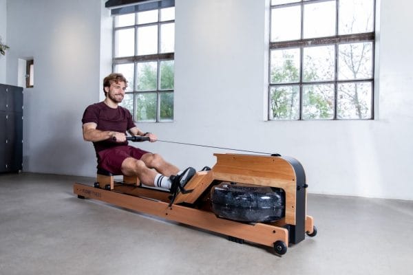De Flow Fitness Eikenhouten Perform W9i waterroeier is voorzien van een uniek waterweerstandsysteem en is te combineren met wel 19 trainingsprogramma's. Naast waterweerstand maakt de roeitrainer ook gebruik van wrijvingsweerstand. De weerstand wordt automatisch toegevoegd en kunt u aanpassen met de knoppen op het handvat.