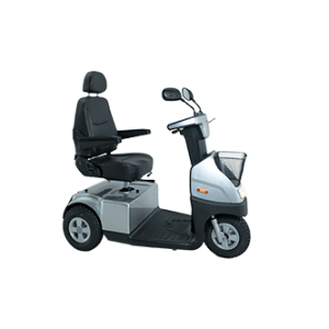 Scootmobiel Breeze C3 Plus driewieler in metallic zilver met comfortabele draaibare zitting en mandje aan de voorzijde.