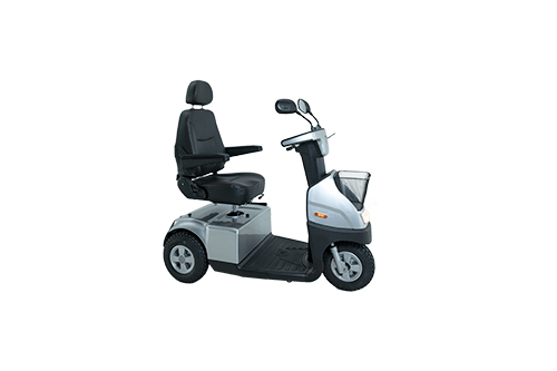 Scootmobiel Breeze C3 Plus driewieler in metallic zilver met comfortabele draaibare zitting en mandje aan de voorzijde.