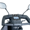 Scootmobiel Breeze C3 Plus driewieler in de kleur zilver of blauw ingezoomd op stuur