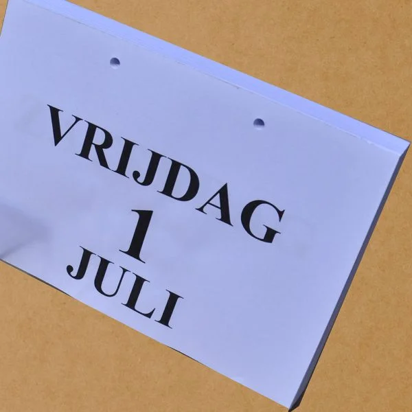Tom kalender met grote cijfers en letters in verdeeld over 2 delen