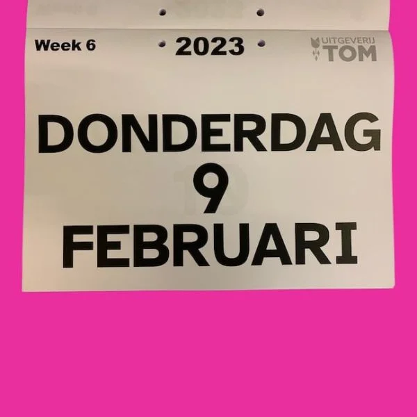 Tom kalender met grote cijfers en letters in verdeeld over 2 delen in 2 a4 en a5