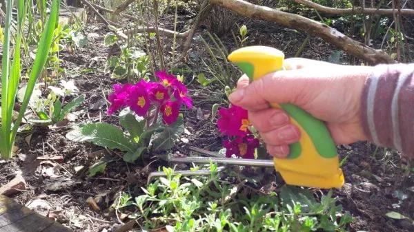 Tuingereedschap met een pistoolvormig handvat waardoor weinig kracht nodig is. Dit is een hark