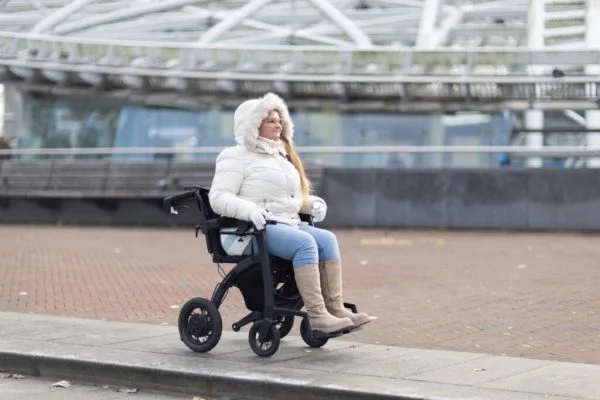 Rollz Motion Electric Een veelzijdige 3-in-1 rollator, transportstoel & elektrische rolstoel. Dit is een voorbeeld