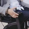 Rollz Motion Electric Een veelzijdige 3-in-1 rollator, transportstoel & elektrische rolstoel. Dit is een voorbeeld van de joystick bediening