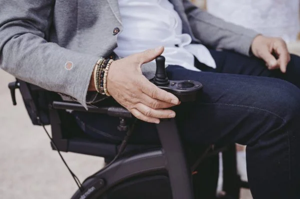 Rollz Motion Electric Een veelzijdige 3-in-1 rollator, transportstoel & elektrische rolstoel. Dit is een voorbeeld van de joystick bediening