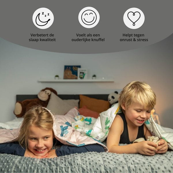 Verzwaringsdeken voor kinder van Thuiszorgwinkel.nl met twee kinderen op bed