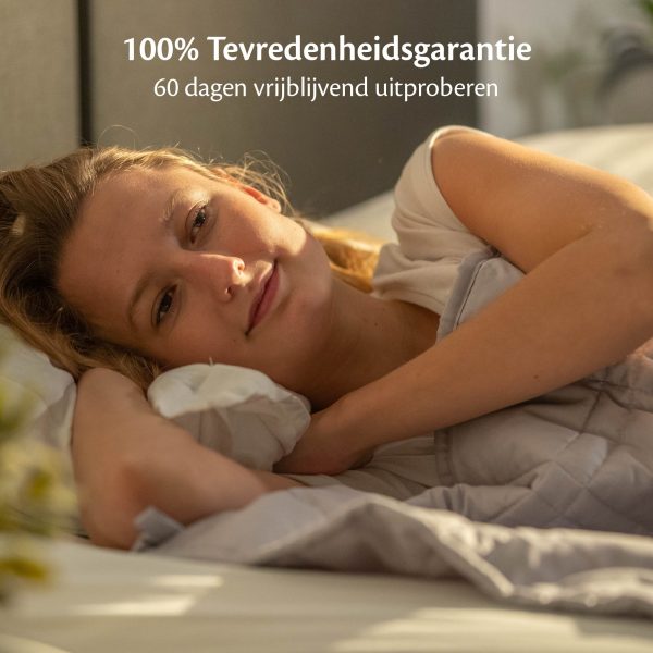 Verzwaringsdeken van Thuiszorgwinkel.nl met een lachende vrouw in bed