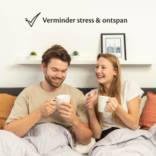 Verzwaringsdeken van Thuiszorgwinkel.nl Twee mensen met koffie in bed