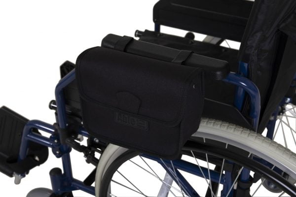 De Splash rolstoelarmleuningtas plaatst u over de armleuning van uw rolstoel. Te bevestigen met klittenband.