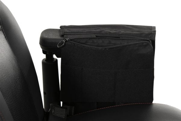 Deze compacte armleuningtas plaatst u over de armleuning van uw scootmobiel en maakt u vast met klittenbandbevestiging. De tas heeft één hoofdvak met aan de achterkant een afneembaar tasje met handige rits. 