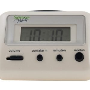 Dit SenseWorks Nederlandssprekende alarmklokje heeft een groot digitaal display en een “spraak” knop aan de bovenzijde die de tijd uitspreekt wanneer u deze indrukt.
