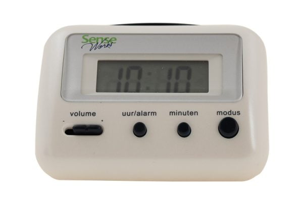 Dit SenseWorks Nederlandssprekende alarmklokje heeft een groot digitaal display en een “spraak” knop aan de bovenzijde die de tijd uitspreekt wanneer u deze indrukt.