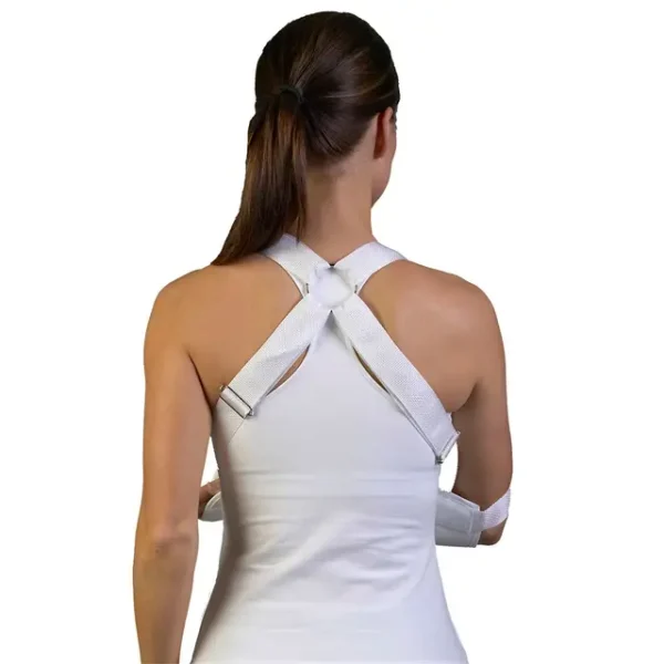 Achteraanzicht van persoon met witte universele hemi-sling die arm en elleboog ondersteunt.