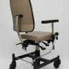 Trippelstoel Mondo 9003 mechanisch met beige zitting, rugleuning, armsteunen en vier wielen.