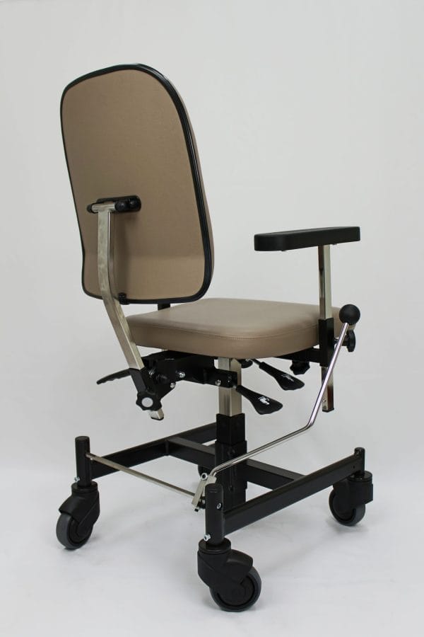 Trippelstoel Mondo 9003 mechanisch met beige zitting, rugleuning, armsteunen en vier wielen.