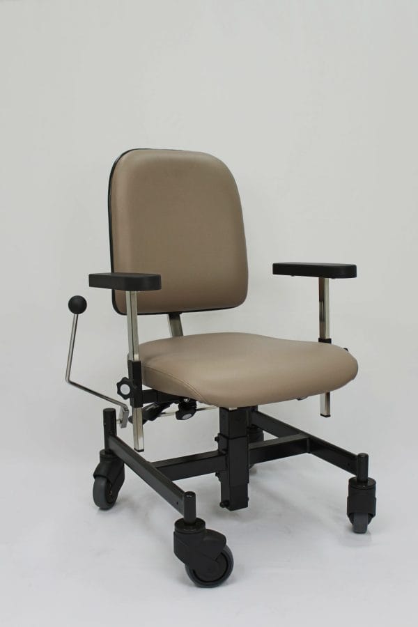 Trippelstoel Mondo 9003 mechanisch met beige zitting, rugleuning, armsteunen en vier wielen