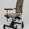 Trippelstoel Mondo 9003 mechanisch met beige zitting, rugleuning, armsteunen en vier zwenkwielen
