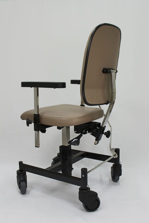 Trippelstoel Mondo 9003 mechanisch met beige zitting, rugleuning, armsteunen en vier zwenkwielen
