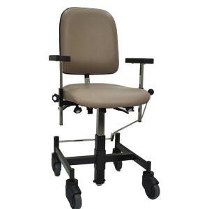 Trippelstoel Mondo 9003 mechanische trippelstoel met beige zitting, verstelbare armleuningen en vier zwenkwielen.