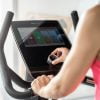 Hometrainer Flow Fitness B5s met groot schermen meerdere apps. Voorbeeld met scherm