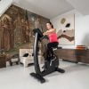 Hometrainer Flow Fitness B5s met groot schermen meerdere apps. Voorbeeld
