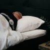 Snore breaker op een slapende man in bed van Thuiszorgwinkel.nl