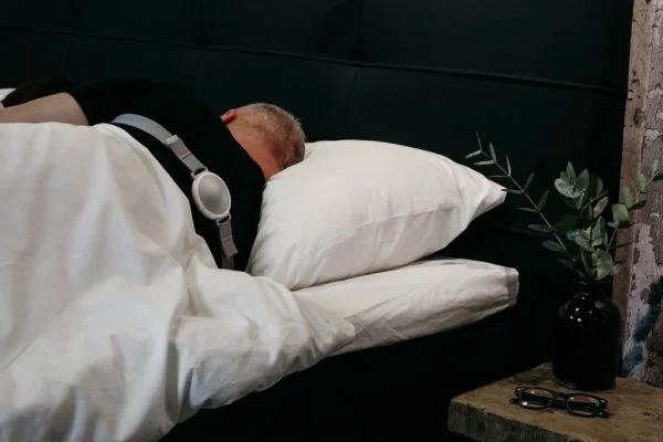 Snore breaker op een slapende man in bed van Thuiszorgwinkel.nl