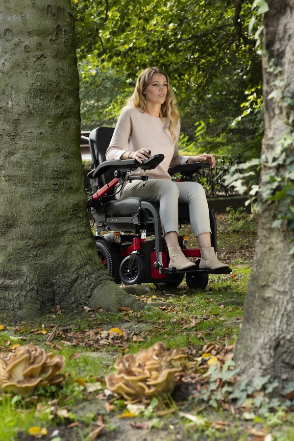 Elektrische Sigma rolstoel van het merk Vermeiren in de kleur rood