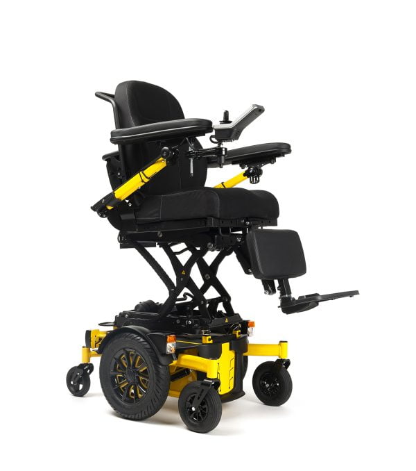 Elektrische Sigma rolstoel van het merk Vermeiren in de kleur geel rugleuning inklapbaar en kantelbaar in hoogte verstelbaar