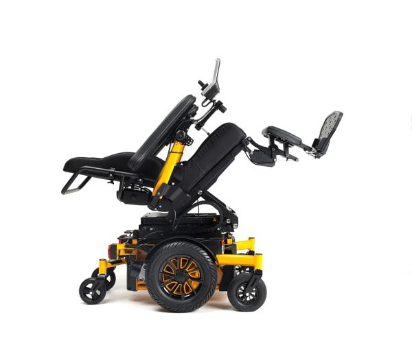 Elektrische Sigma rolstoel van het merk Vermeiren in de kleur geel rugleuning inklapbaar en kantelbaar