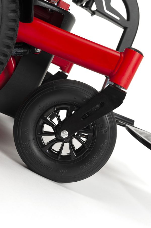 Elektrische Sigma rolstoel van het merk Vermeiren in de kleur rood detail wiel