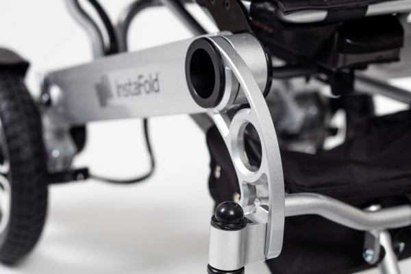 Elektrische rolstoel Instafold van het merk Drive medical opvouwbaar binnen enkele seconden, detail foto