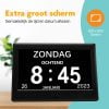 Deze dementieklok is speciaal ontworpen om in één oogopslag belangrijke informatie weer te geven, zoals de tijd, de dag, welk dagdeel het is en de datum.