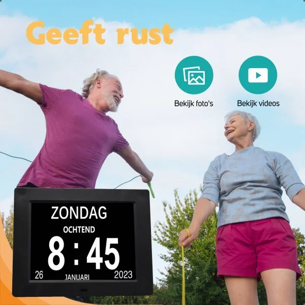 Deze dementieklok is speciaal ontworpen om in één oogopslag belangrijke informatie weer te geven, zoals de tijd, de dag, welk dagdeel het is en de datum.