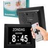 Deze dementieklok is speciaal ontworpen om in één oogopslag belangrijke informatie weer te geven, zoals de tijd, de dag, welk dagdeel het is en de datum.