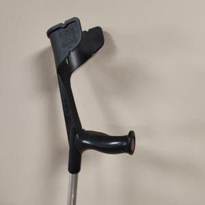 Zwarte Rebotec elleboogkruk met open manchet, ergonomische handgreep en aluminium schacht voor ondersteuning bij lopen