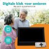 Deze dementieklok is speciaal ontworpen om in één oogopslag belangrijke informatie weer te geven, zoals de tijd, de dag, welk dagdeel het is en de datum.