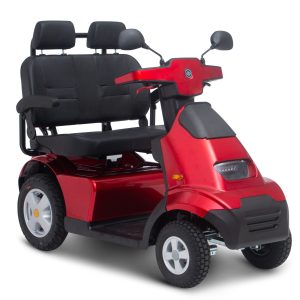 Rode Scootmobiel Breeze S4 Plus met dubbele zitting, luxe zwarte stoelen, armleuningen en grote wielen voor twee personen.