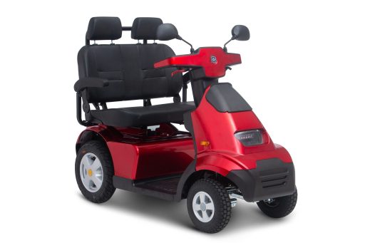 Rode Scootmobiel Breeze S4 Plus met dubbele zitting, luxe zwarte stoelen, armleuningen en grote wielen voor twee personen.
