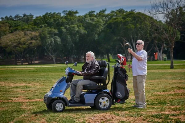 Scootmobiel S4 van het merk Afikim in de kleur blauw met golftas