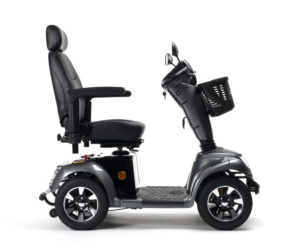 Scootmobiel Vermeiren Carpo 4D antracietgrijs met hoge comfortstoel, mand en vier luchtbanden, zijaanzicht studio-opname.