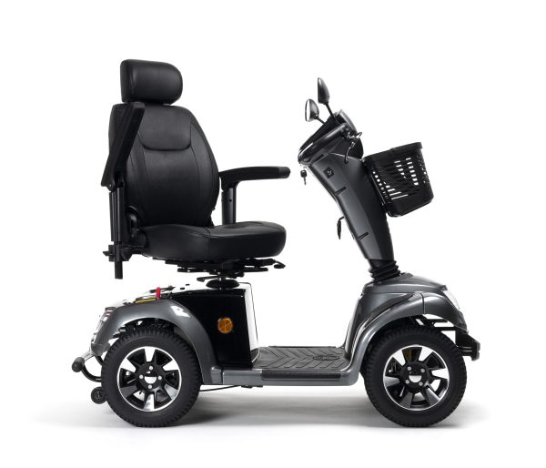 Scootmobiel Vermeiren Carpo 4D in antracietgrijs, zijaanzicht met draaibare comfortstoel en boodschappenmand.