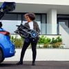 Quickie Q50 R Carbon de lichtste elektrische rolstoel, voorbeeld vrouw legt rolstoel in de auto